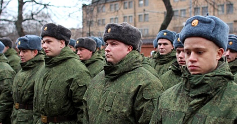 В тюрму за селфі: російським солдатам хочуть заборонити користуватись мобільними на війні