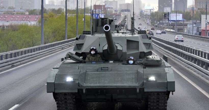 У Бєлгородській області рф танк переїхав легковий автомобіль, є жертва