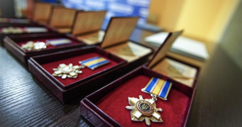 Зеленський відзначив нагородами 350 українських захисників, серед них 111 - посмертно