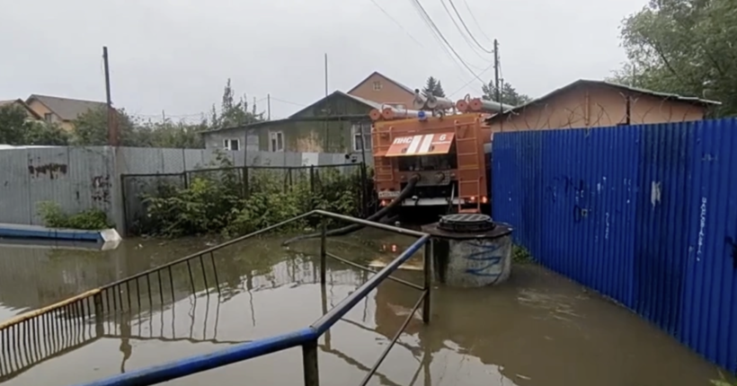 У Челябінській області рф прорвало дамбу Кіалімського водосховища: вода затоплює будинки (відео)