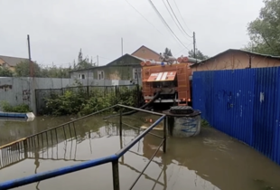 У Челябінській області рф прорвало дамбу Кіалімського водосховища: вода затоплює будинки (відео)