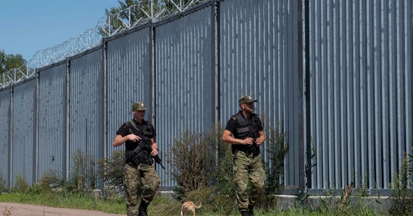 Польським прикордонникам дозволили застосовувати зброю для самозахисту