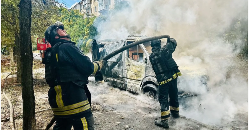 Росіяни скинули вибухівку з дрону на цивільне авто в середмісті Херсона, — ДСНС