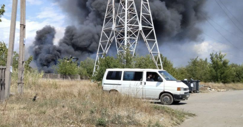 Пожежу спостерігає все місто: у окупованому Маріуполі вогонь охопив нову військову базу окупантів