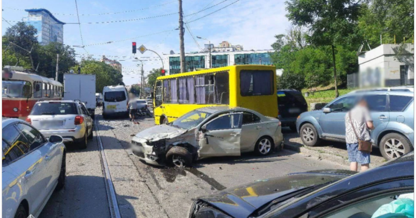 У Києві трамвай без водія з’їхав згори та розбив близько 10 автомобілів