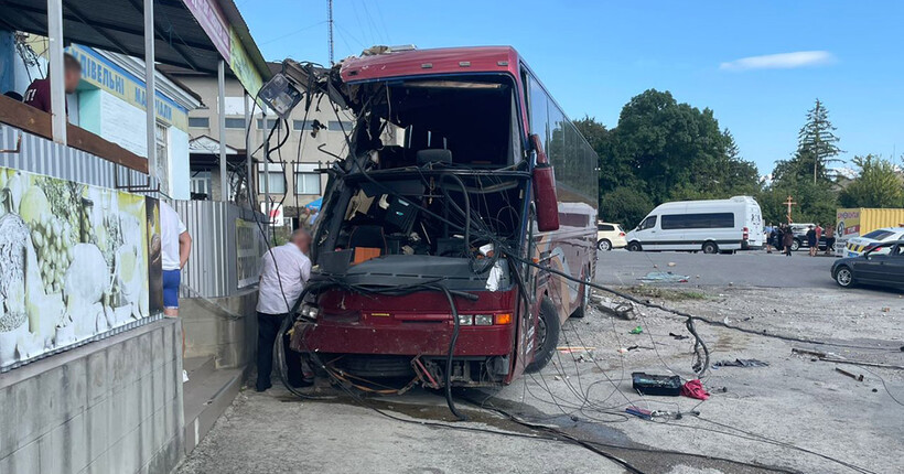 На Хмельниччині автобус з дітьми потрапив у ДТП: постраждало вісім осіб