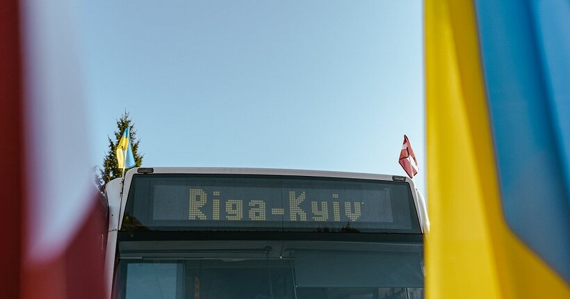 Подарунок від Риги: До Києва прямують 10 пасажирських автобусів Mercedes-Benz