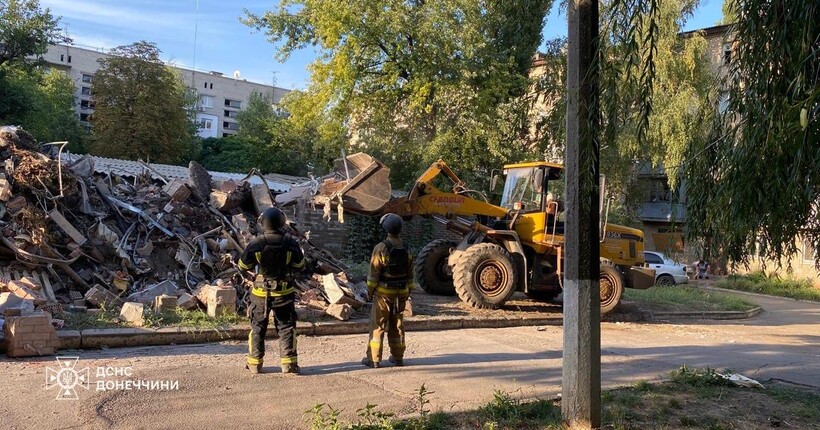 У Краматорську з-під завалів готелю врятували людину, - ДСНС