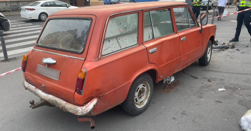 У Вінниці чоловік забув поставити ручне гальмо на ВАЗ - авто наїхало на пенсіонерку