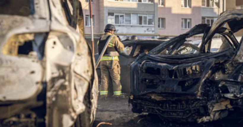 Росіяни вночі завдали авіаудар по Сумах: у місті виникла пожежа, постраждали девять людей