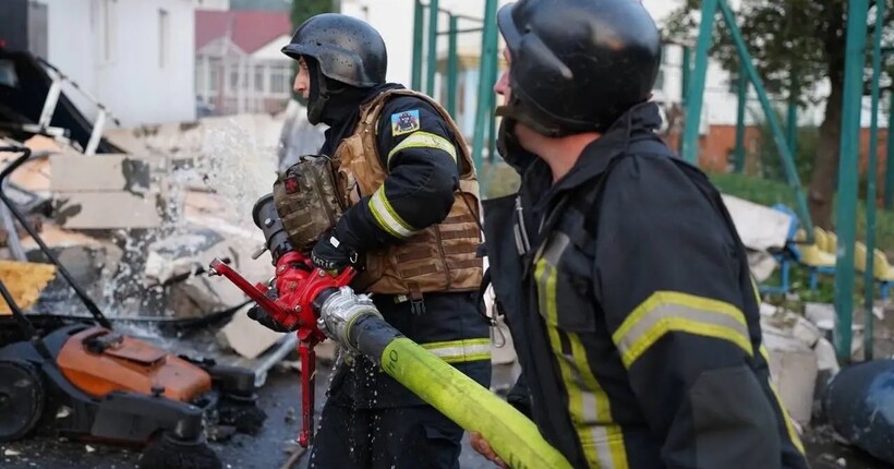 У Києві сапери ДСНС вилучили уламки російської ракети Х-101