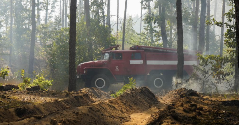 У Києві рятувальники намагаються загасити відразу кілька пожеж у екосистемах (фото)