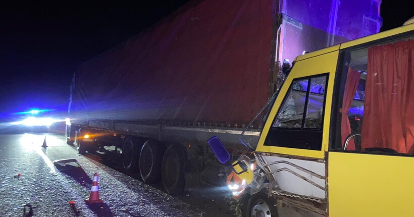 На Львівщині автобус з військовими потрапив у ДТП (фото та відео)