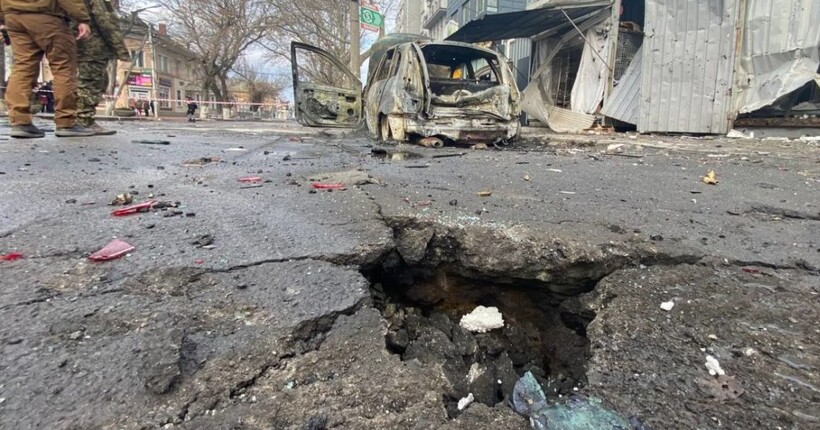 В Херсоні двоє чоловіків отримали поранення від ворожих обстрілів і дронів