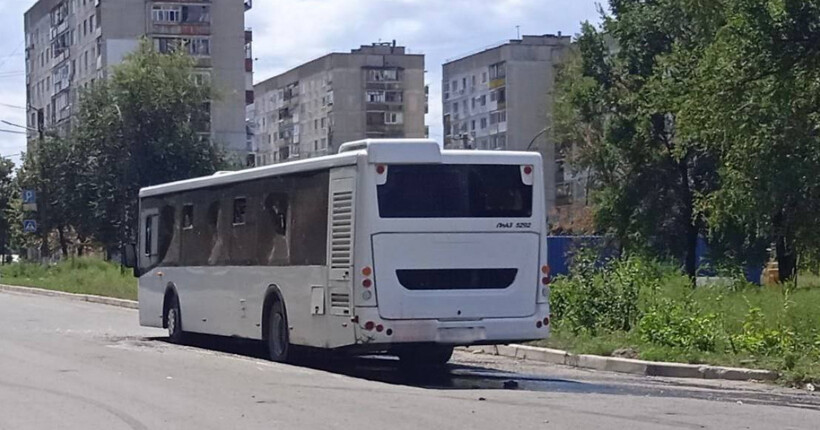 Росіяни атакували дронами автобус у Херсоні: є поранений