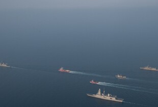 Військові кораблі ЄС роблять нову спробу врятувати танкер, що горить у Червоному морі з серпня