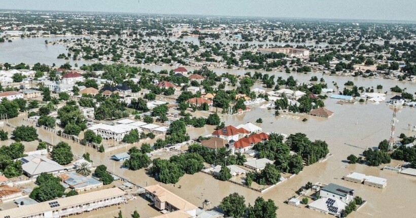 Вода знесла стіни: майже 300 ув'язнених втекли з нігерійської в'язниці завдяки повені 