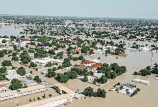 Вода знесла стіни: майже 300 ув'язнених втекли з нігерійської в'язниці завдяки повені 