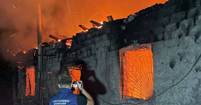 Окупанти вночі атакували Харків: пошкоджено житлові будинки, школу та дитячий садок