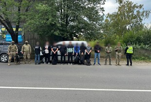 Працівники ДПСУ затримали дві автівки з групою чоловіків, які намагались незаконно перетнути кордон