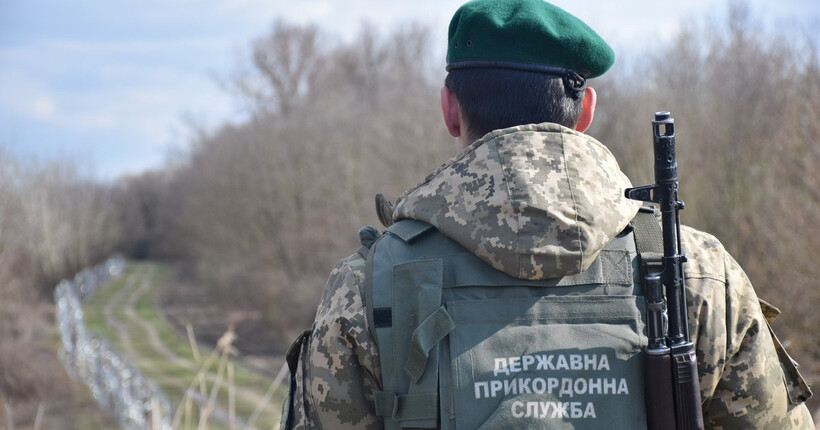 Прикордонники затримали групу чоловіків, які намагалися переплисти Тису на гумовому човні