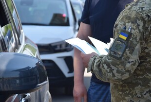 На Львівщині військовий та правоохоронець переправляли чоловіків за кордон 