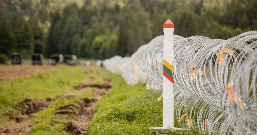 У Литві прикордонники змусили росіян стирати з вагонів військову символіку