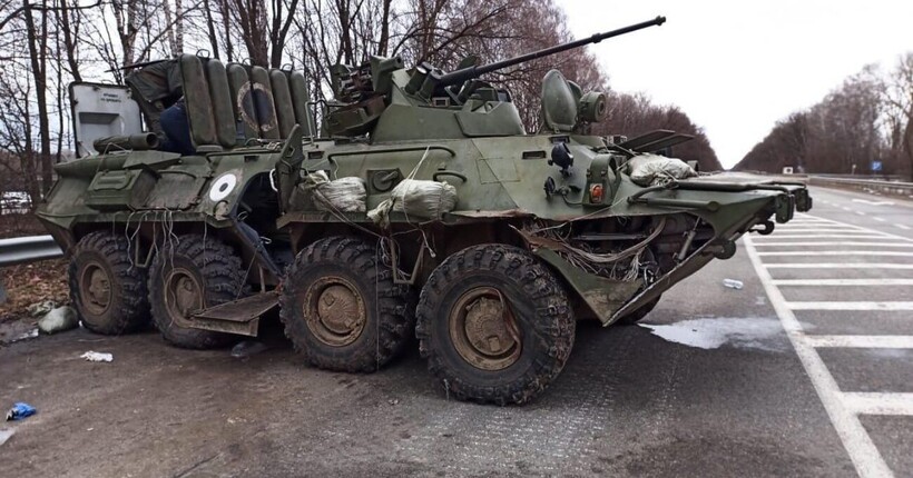 Окупанти переміщують військову техніку в Маріуполі (фото)