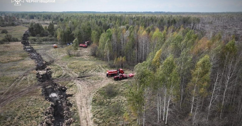 На Чернігівщині намагаються загасити торф'яну пожежу, яка триває вже майже місяць