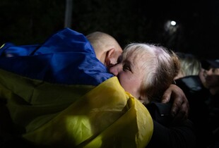 В Координаційному штабі показали щемливе відео повернення захисників з полону