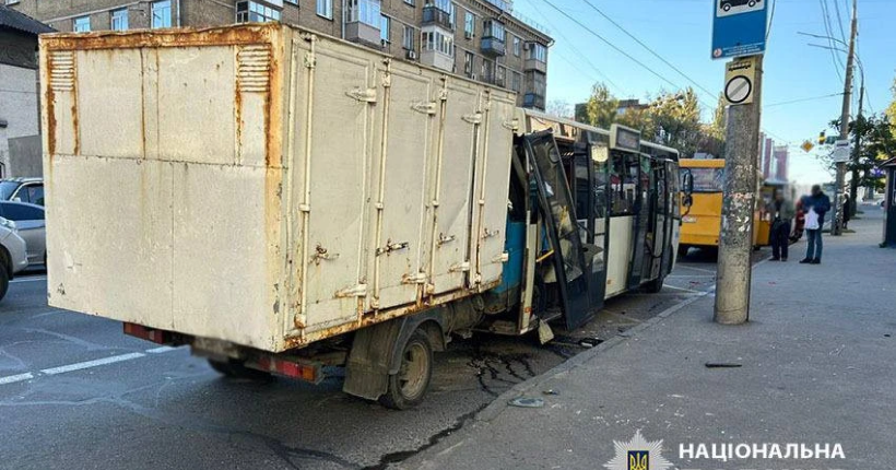 У Києві вантажівка влетіла в маршрутку, четверо постраждалих