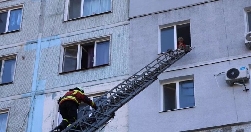 Пожежа в багатоповерхівці Запоріжжя: рятувальники евакуювали 13 людей (відео)