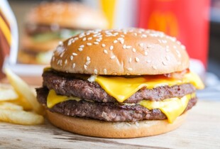 У США розслідують масове отруєння в McDonald's: є загиблий та пів сотні хворих