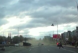 У Києві автобус на швидкості протаранив автівки та МАФ, є загиблі (відео)