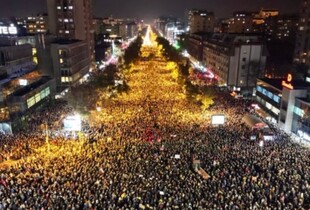 Масові протести у Сербії: люди вимагають покарати владу за загибель 14 осіб на вокзалі