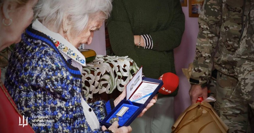 Подвиг довжиною в ціле життя: Буданов нагородив 100-річну зв’язкову УПА медаллю 