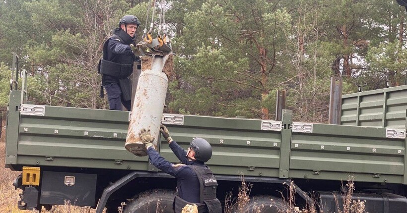 На Харківщині сапери знешкодили авіабомбу ФАБ-250, знайдену у лісі