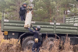 На Харківщині сапери знешкодили авіабомбу ФАБ-250, знайдену у лісі