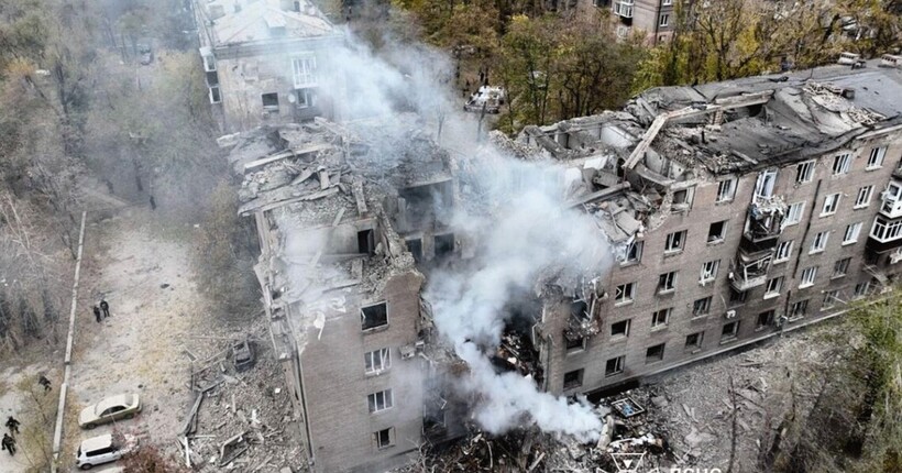 Удар по багатоповерхівці в Кривому Розі: в поліції показали відео перших хвилин