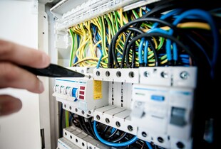 Як зекономити на електроенергії: дієві поради без серйозних обмежень