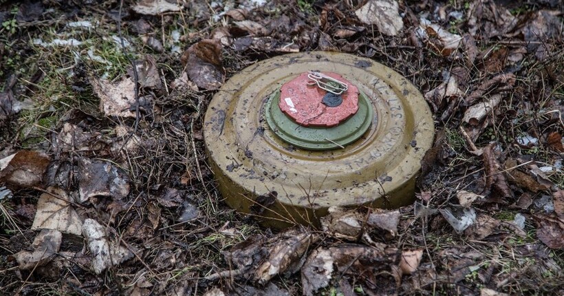 На Курщині окупанти втратили майже 20 одиниць техніки через підриви на мінах (відео) 