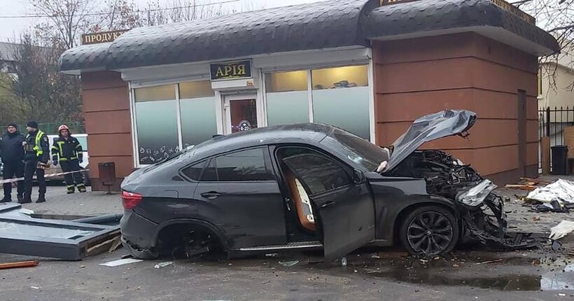 У Хмельницькому п’яний водій влетів у зупинку: загинуло троє людей