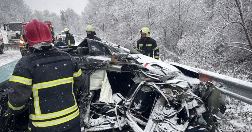 На Закарпатті зіткнулися легковик та пасажирський автобус, є жертва