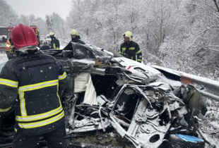 На Закарпатті зіткнулися легковик та пасажирський автобус, є жертва