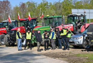 Польські фермери знову розпочали блокування пункту пропуску “Медика-Шегині”: що відомо 