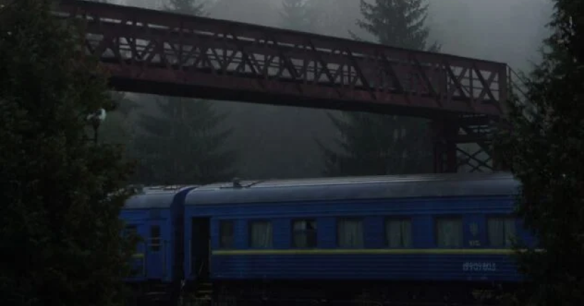 На Закарпатті поїзд зійшов із рейок через падіння каміння з гори