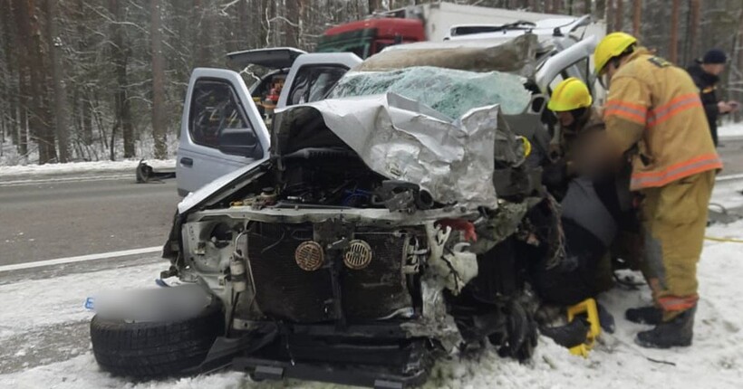 ДТП на Київщині за участі двох авто та трьома вантажівками - є загиблий