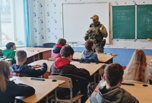 Окупанти на ТОТ залучають дітей до класів "юних росгвардійців" – ЦНС