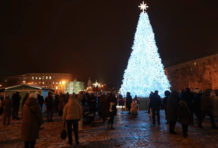 На Софійській площі засяяла головна ялинка країни (фото)