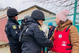 На Херсонщині поліцейські евакуювали матір із чотирма дітьми 